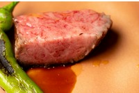 全7品のシェフお任せコース。前日から仕込みを重ね、その日に最も自信を持つ料理を揃える贅沢な内容です。メインは伊良湖黒牛。炭火で香ばしく焼き上げ、赤ワインベースの深みのあるソースでいただきます。