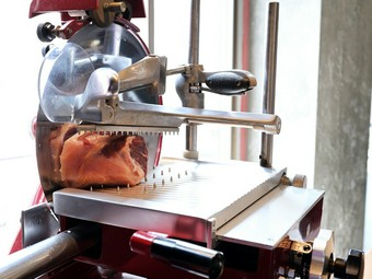 芳醇な香りと奥深い旨みが広がる『フランス・オーベルニュの生ハム』