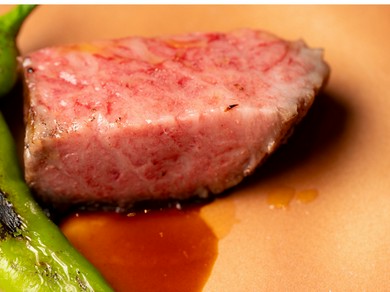 『OMAKASE』炭火が香り立つ伊良湖黒牛を味わう