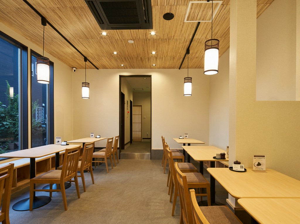 地元のお年寄りから観光客まで、一人でも気軽に立ち寄れる名店