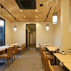 地元のお年寄りから観光客まで、一人でも気軽に立ち寄れる名店