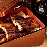 鰻をシンプルに味わいたいのであればうな重を。秘伝のたれを絡めながらいただく、香ばしく焼き上げた炭焼き鰻は、ご飯との相性抜群です。

※すべての鰻の品質には違いはありません。
鰻の量で価格が変わります。