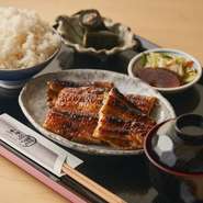 鰻料理を色々楽しみたい方にオススメするのが『鰻づくし定食』。鰻蒲焼・鰻昆布巻き・うざくがセットになった贅沢セットです。

※すべての鰻の品質には違いはありません。
鰻の量で価格が変わります。