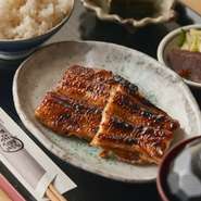 鰻料理を色々楽しみたい方にオススメするのが『鰻づくし定食』。鰻蒲焼・鰻昆布巻き・うざくがセットになった贅沢セットです。

※すべての鰻の品質には違いはありません。
鰻の量で価格が変わります。