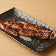 定番だからこそ格別。炭火で香ばしく焼き上げた鰻一尾を秘伝の濃厚タレで仕上げた一品です。肉厚な身と香り高い味わいを心ゆくまで満喫できます。