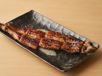 炭火の香ばしさと濃厚タレの深い味わいが絡み合う『鰻蒲焼き　一尾』