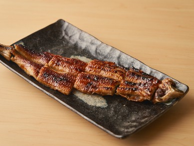 炭火の香ばしさと濃厚タレの深い味わいが絡み合う『鰻蒲焼き　一尾』