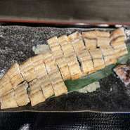 炭火で焼き上げた白焼きは鰻本来の旨さを実感できるお店自慢の逸品です。好みの薬味と合わせてお召し上がりください。
薬味は、岩塩、ワサビ、梅肉