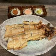 炭火で焼き上げた白焼きは鰻本来の旨さを実感できるお店自慢の逸品です。好みの薬味と合わせてお召し上がりください。
薬味は、岩塩、ワサビ、梅肉