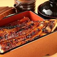炭火で丹念に焼き上げた鰻をたっぷり一尾乗せた豪華なお重。皮はパリッ、身はふっくら肉厚な鰻を心ゆくまで堪能できます。
