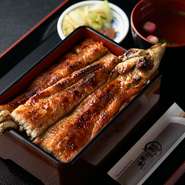 炭火で丹念に焼き上げた鰻をたっぷり一尾乗せた豪華なお重。皮はパリッ、身はふっくら肉厚な鰻をご堪能あれ
