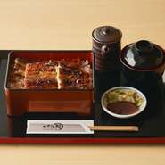 店外からも見える鰻を炭火で焼いている光景。立ちのぼる芳ばしい香りと臨場感を楽しみながら、丁寧に焼き上げられる鰻を味わえます。見て楽しみ、香りで惹かれる、炭火焼きの臨場感を体感できるのが魅力です。