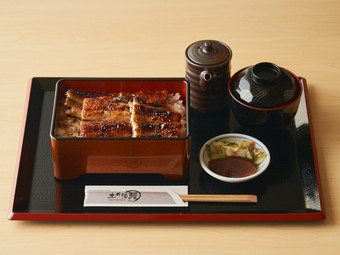店先から食欲を誘う、炭火で焼き上げる鰻の香り