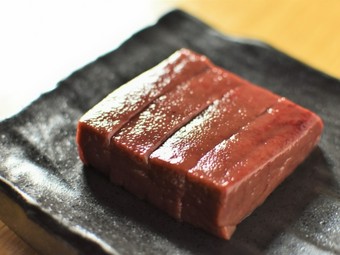 クセが少なく、食べやすい味わいが特長の『上レバ』