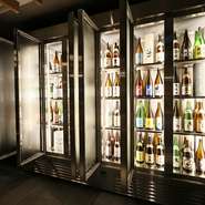 旬の料理と楽しみたい日本酒は、常時50種以上を用意。全国各地より選び抜かれた銘酒のラインナップは圧巻。日本酒は各種、受け皿に乗せたグラスにこぼれるほど注ぐもっきりスタイル、一合、二合でご注文できます。