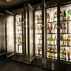 全国各地より選び抜かれた日本酒は常時50種以上