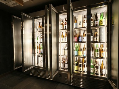 全国各地より選び抜かれた日本酒は常時50種以上