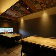 店内には3部屋の個室も完備されており、プライベートからビジネスまで、幅広いシチュエーションに対応可能。落ち着いた印象の空間で旨い料理・酒を味わえば、会話もいつも以上に弾みそうです。