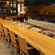 北海道の食材を中心としたメニューで、道内外・国外からお越しのお客様へのおもてなしにも最適なお店。少人数向けのカウンターから、グループ利用可能なテーブル席・個室と、ニーズに合った空間を提案できます。