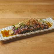 その日仕入れた旬の魚や厳選されたお肉を、風味豊かに焼き上げた逸品。藁焼きならではの香ばしさが素材の旨みを引き立てます。
当日オススメの藁焼きもあるため、来店時はぜひチェックを。