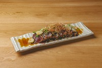 その日仕入れた旬の魚や厳選されたお肉を、風味豊かに焼き上げた逸品。藁焼きならではの香ばしさが素材の旨みを引き立てます。
当日オススメの藁焼きもあるため、来店時はぜひチェックを。