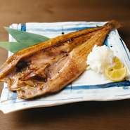 脂が乗った北海道産の真ホッケを、炭でじっくりと炙って提供。大判サイズで食べ応え抜群。香ばしさ・旨みもたっぷりと楽しめる、満足度の高い逸品です。