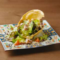 藁焼き鶏の香ばしシーザーサラダ