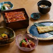 スタッフは全員女性のため、女性同士でも気取らずかしこまらず利用できることも魅力。柔らかなお店の雰囲気に加えて、女性も楽しめるお酒もあり。コース向けの個室もあり、少し贅沢で優雅な食の一時を過ごせます。