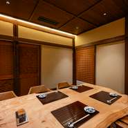 食材選びから調理まで。老舗から継承した技術が紡ぐ逸品はおもてなしの席にも最適。リラックスして食事を楽しめる個室空間もあり、コース料理も相談可。ビジネス・プライベートを問わず、大切な日にも利用できます。