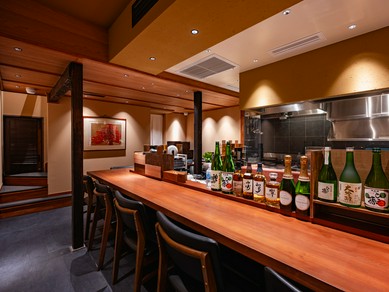 パートナーとのいつもと違うデートをカウンター席で