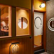 我が家に帰るような面持ちで足を運べる、気さくな雰囲気のお店。カウンター席でちょっとしたやりとりを楽しみつつ一杯いただくのもオツなもの。路地裏の暖簾をくぐった先、いつでも笑顔でゲストを迎えてくれます。