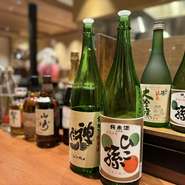 お酒も、身体を優しく労わる「百薬の長」であることを意識したラインナップ。日本酒も女性層や日本酒を普段飲まない方にも支持される「神亀」など、食を引き立てつつも優しい味わいの日本酒を取り揃えています。