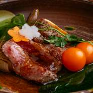 上質なサーロインを余熱で焼き上げ、温野菜と共に盛り付けました。