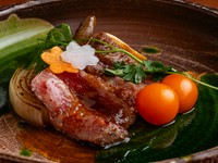 上質なサーロインを余熱で焼き上げ、温野菜と共に盛り付けました。