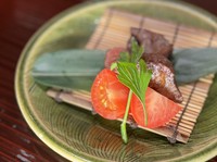 炭の遠赤外線効果で効率よく火が通り、弾力ある歯応えと旨味が絶品です。