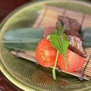 炭の遠赤外線効果で効率よく火が通り、弾力ある歯応えと旨味が絶品です。