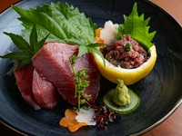 新鮮な本鮪を刺身でどうぞ。
特製の甘醤油が相性抜群です。