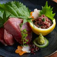 新鮮な本鮪を刺身でどうぞ。
特製の甘醤油が相性抜群です。