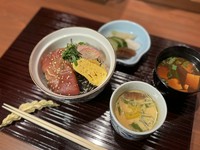 本マグロを漬けにして、彩り豊かに盛り付けたランチ限定のお食事です。
小鉢・赤出汁・香物がついております。
※前日までのご予約制