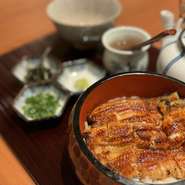 割きたての鰻を蒸さずに時間をかけて焼き上げます。はじめはそのままで、次に薬味を入れて、最後はお茶漬けに。大人気の鰻ご飯です。
※前日までのご予約制です