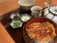割きたての鰻を蒸さずに時間をかけて焼き上げます。はじめはそのままで、次に薬味を入れて、最後はお茶漬けに。大人気の鰻ご飯です。
※混雑時など、ご提供できない場合がございます

