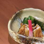 土佐酢の酸味と蒲焼の甘さが相性抜群です。
うなぎ好きには定番の逸品