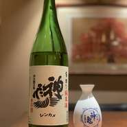 戦後初の全量純米蔵であり、純米酒の先駆者とも呼ぶべき酒蔵の逸品。まろやかで懐深い熟成された味わいの「燗でうまい酒」は、料理を引き立たせる名脇役。あまりお酒に強くない方や女性層にも親しまれる銘酒です。