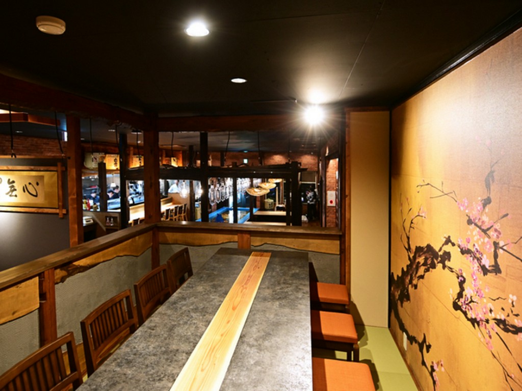 桜の美しい壁画が施された半個室は、和の趣を大切にした空間