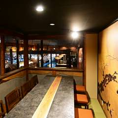 桜の美しい壁画が施された半個室は、和の趣を大切にした空間