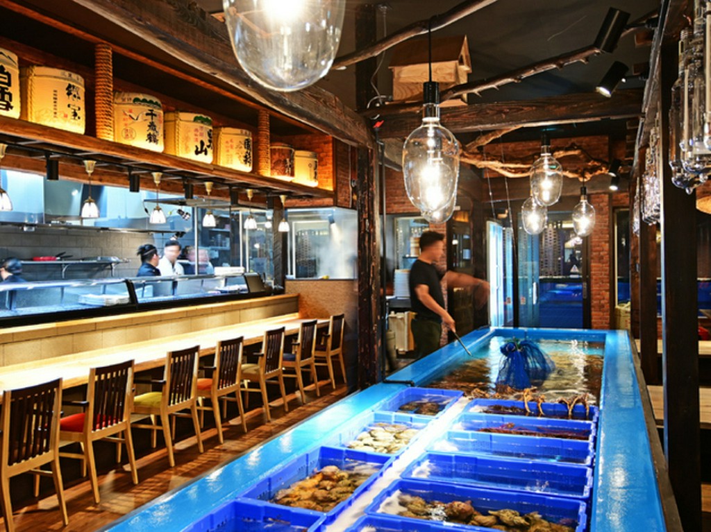 一人でも気軽に新鮮魚介を堪能できる居心地の良さ