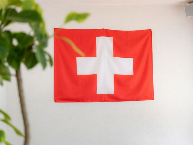 扉を開けた瞬間スイスムード。器にも空間にも宿る本場のこだわり