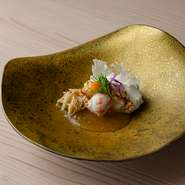 洋＆和の腕を磨いた料理長が季節の食材を選りすぐり、フレンチを軸に和食の要素を加えた創作料理を披露。食材の組み合わせや調理の工夫により、素材の新たな魅力を引き出した多彩な皿をコースで満喫できます。