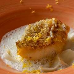 料理のおいしさと趣向、芸術的な空間演出が揃う貴重なスポット