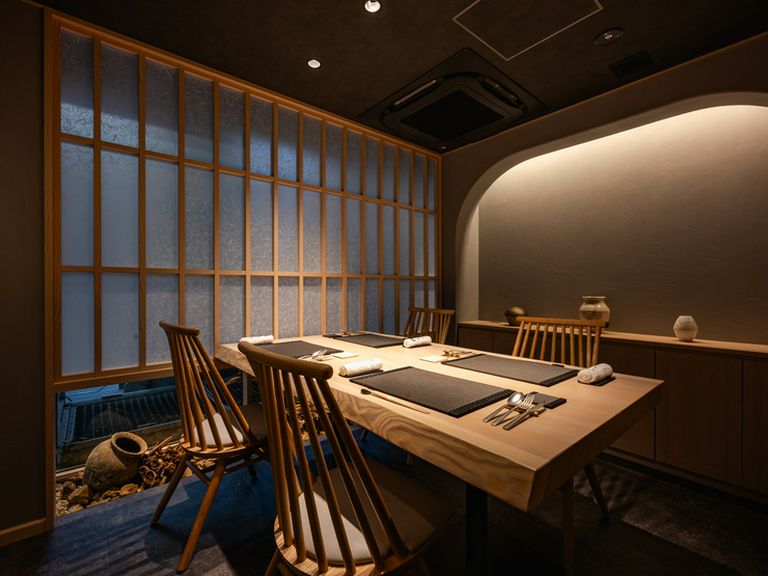 非日常の贅沢にひたれる、和の意匠が美しい2タイプの個室を用意